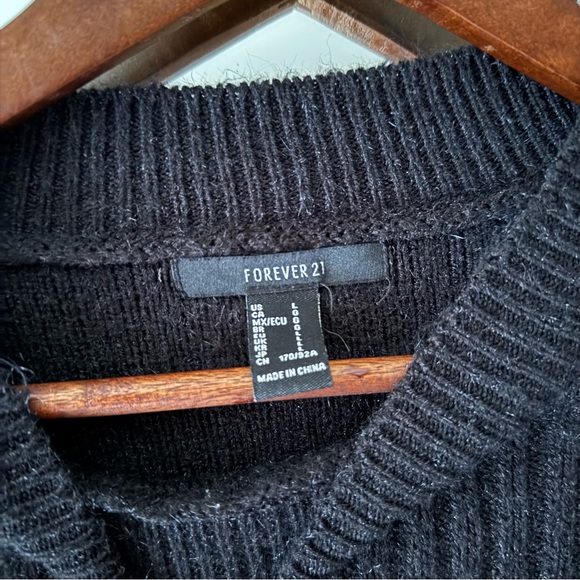 Forever 21 Black Ribbed Knit Cropped Sweater with Oversized Sleeves - Picture 5 of 6